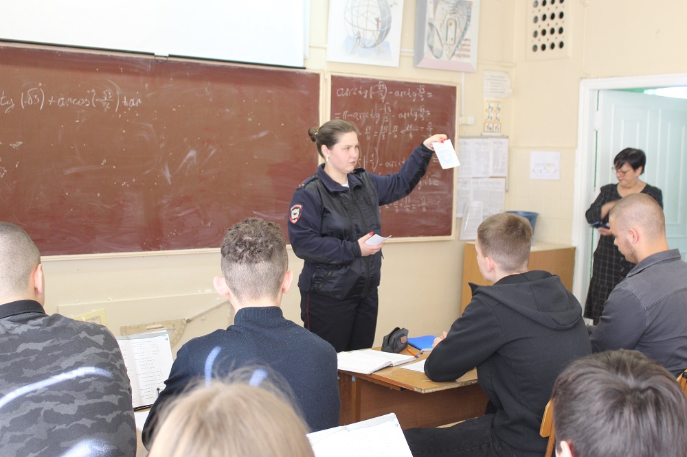 Сотрудники УМВД России «Серпуховское» провели информационную акцию «Моя профессия – полицейский»